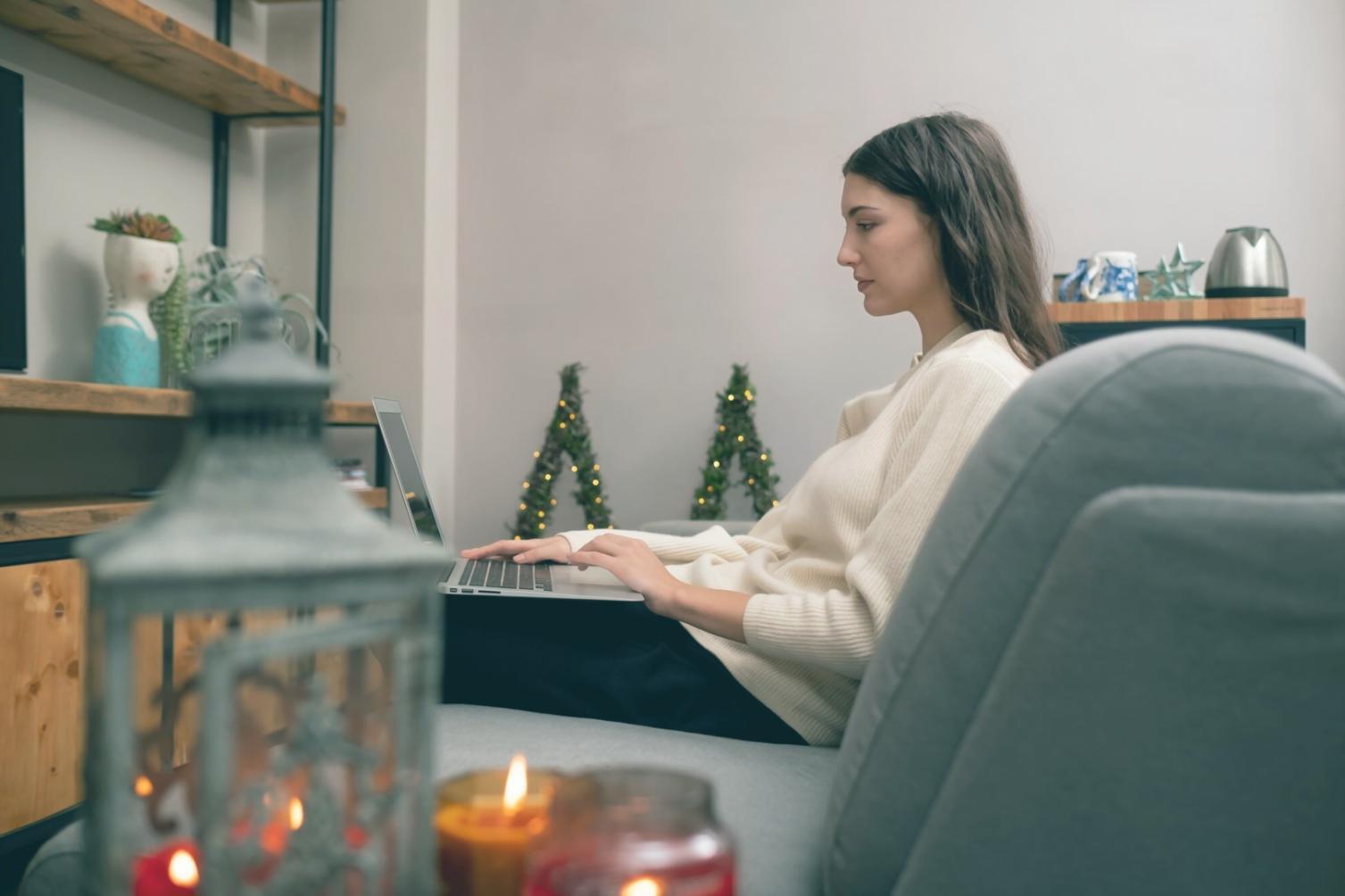 Entrepreneur utilisant des tableaux de bord financiers simplifiés