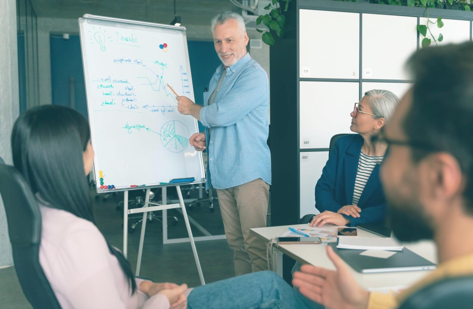 Espace de formation moderne avec ordinateurs pour les sessions pratiques